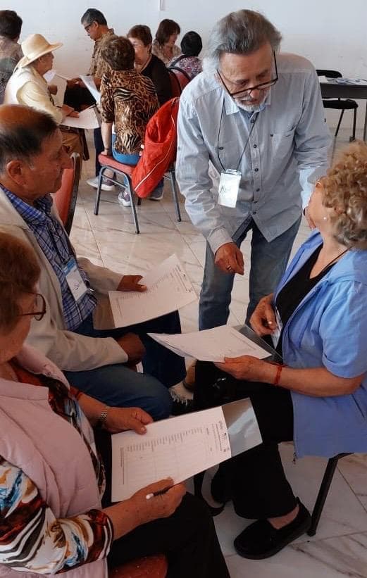 Facilitador conversando de cerca con participante en taller